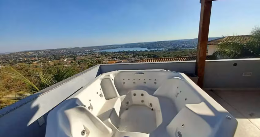 Casa em condomínio com excelente localização e vista privilegiada da cidade e da lagoa central;