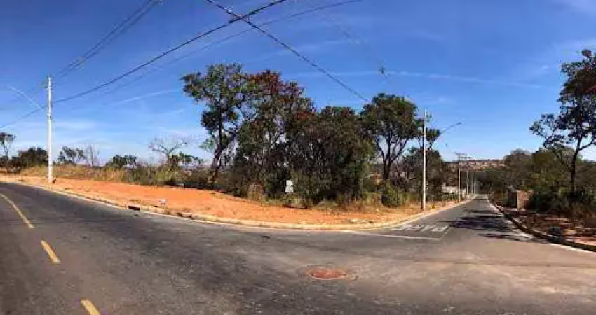 - lote em excelente localização no bairro: está na parte alta e fica no cruzamento comercial na avenida principal do bairro pomar da lagoa.