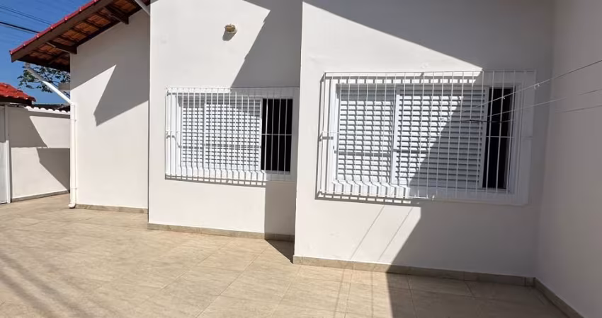 Casa de esquina reformada no Jd Imperador