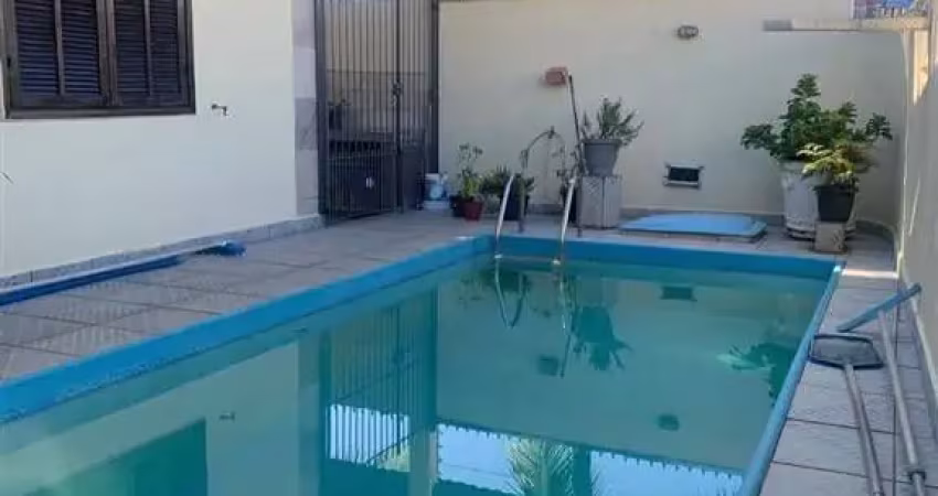 Casa com piscina na Guilhermina Praia Grande