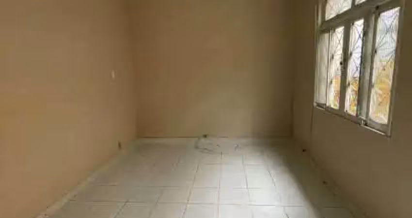 Casa com 2 quartos para alugar na Rua Menezes Brum, Guadalupe, Rio de Janeiro