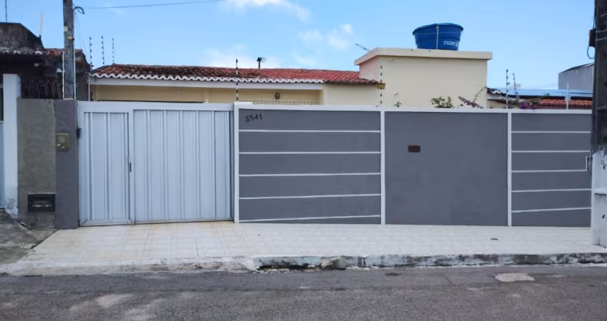 Belíssima Casa à Venda em Candelária, Natal-RN