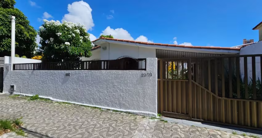 Casa 3/4 sendo 02 suítes + dependência  450m² de terreno - conj ponta negra