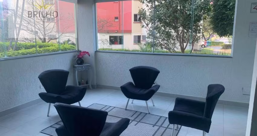 Apartamento em Jardim Joelma  -  Osasco   Lindo apartamento à venda com 2 dormitórios, sala com sanca, cozinha com passa-prato e armário planejado, área de serviço, banheiro e 1 vaga de garagem. O Con