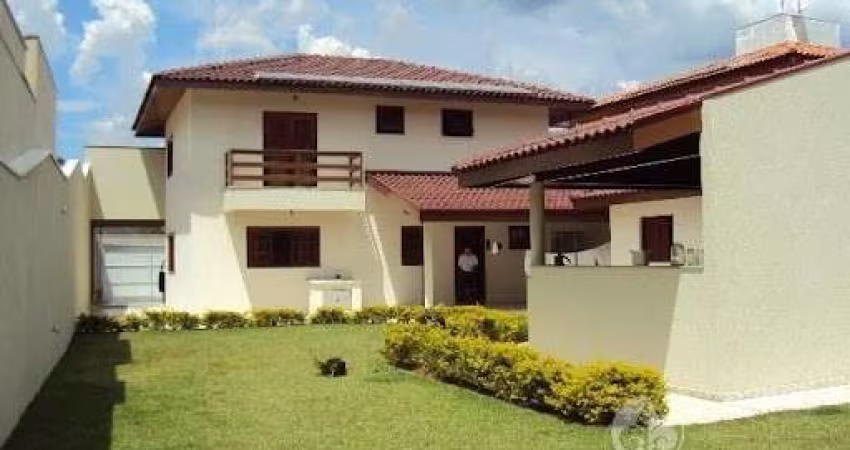 CASA À VENDA NO JARDIM DAS SAMAMBAIAS EM JUNDIAÍ - A/C 345 m² - TE 650 m², Excelente casa, toda reformada região nobre da cidade, com 03 suítes, todas com sacadas, 04 vagas, quintal.