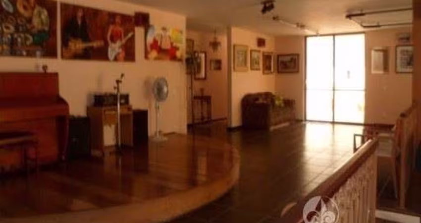 CASA DE ALTO PADRÃO À VENDA NA CHÁCARA URBANA NO CENTRO DE JUNDIAÍ, - A/C 1.058 m²  A/T 1.451 m², 07 dormitórios, 03 suítes.