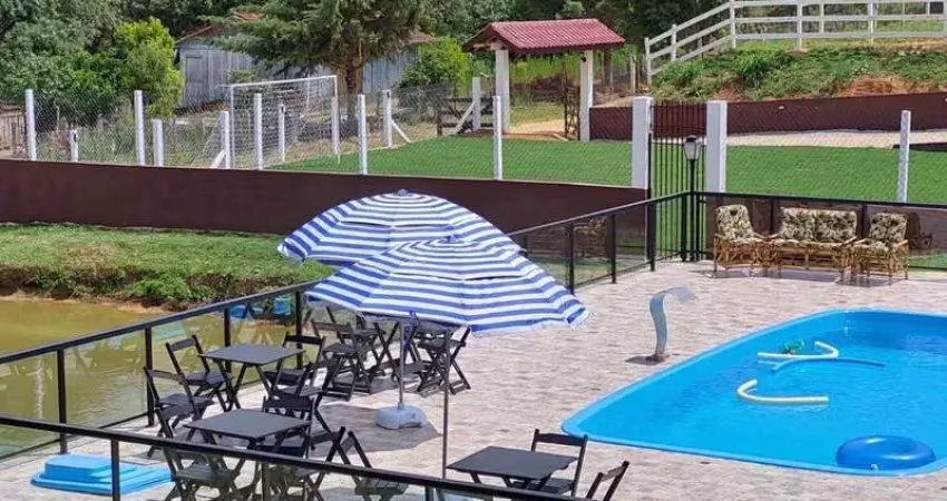 Linda chacara em contenda, com piscina e salão de festas