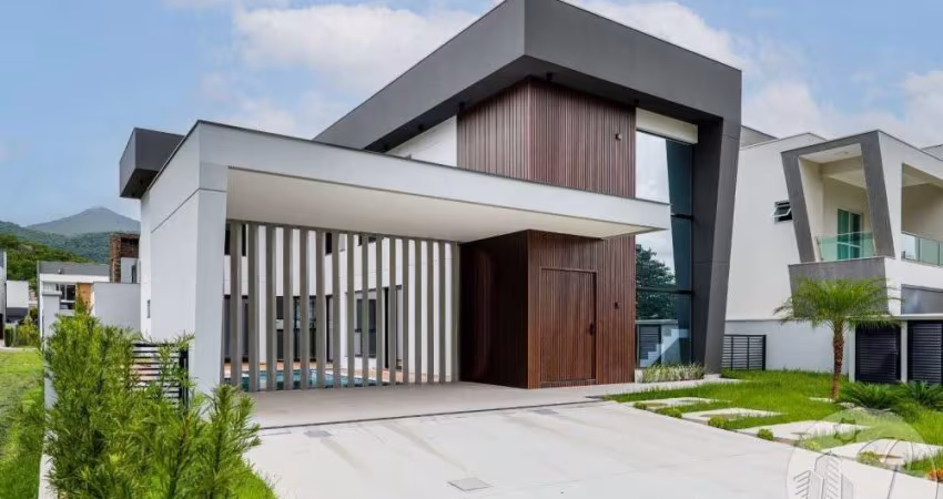 Linda casa no CALEDÔNIA em Camboriú com 1 Suíte Master + 3