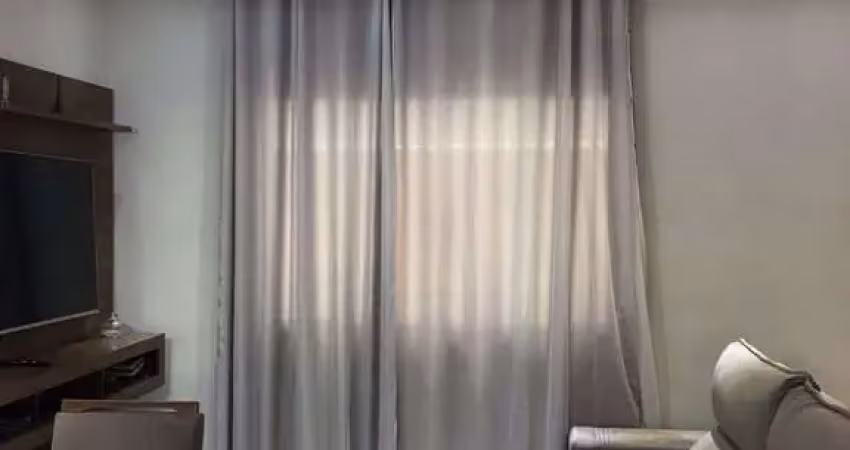 Casa em condomínio fechado com sala para dois ambientes, cozinha, 3 quartos, 2 banheiros, área de lazer com churrasqueira e 2 vagas cobertas.