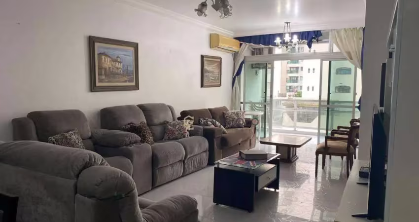 Apartamento á venda na praia das pitangueiras, 03 dormitórios, 01 vaga de garagem na quadra da praia.