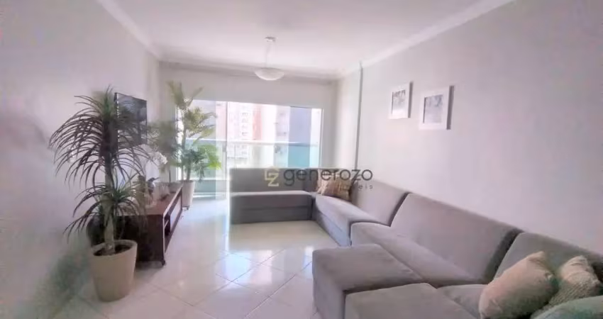 Apartamento á venda na praia das pitangueiras, 03 dormitórios, 01 vaga de garagem, na quadra da praia.