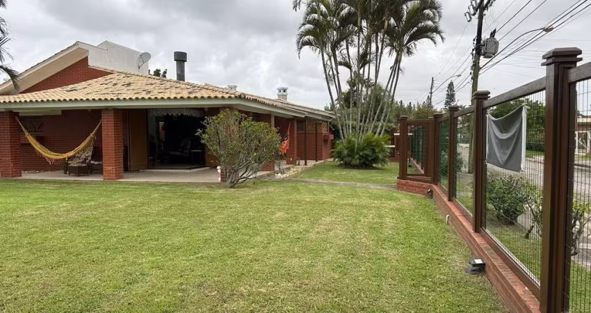 Casa 4 dormitórios em amplo terreno em Atlântida
