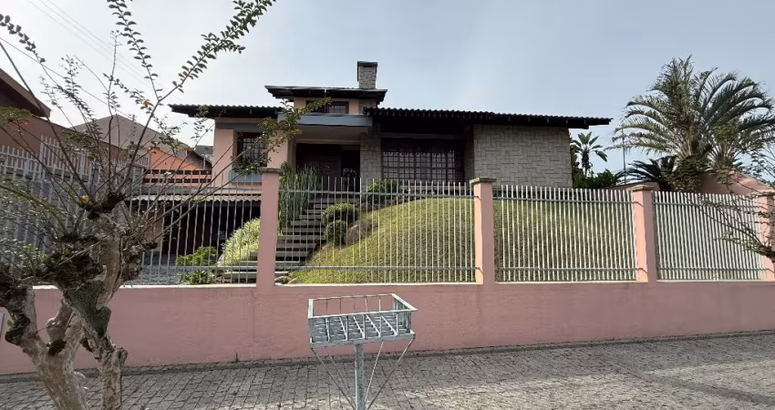 Casa atemporal a venda com uma generosa área privativa de 303M² de área construída e averbada, terreno de 717m²