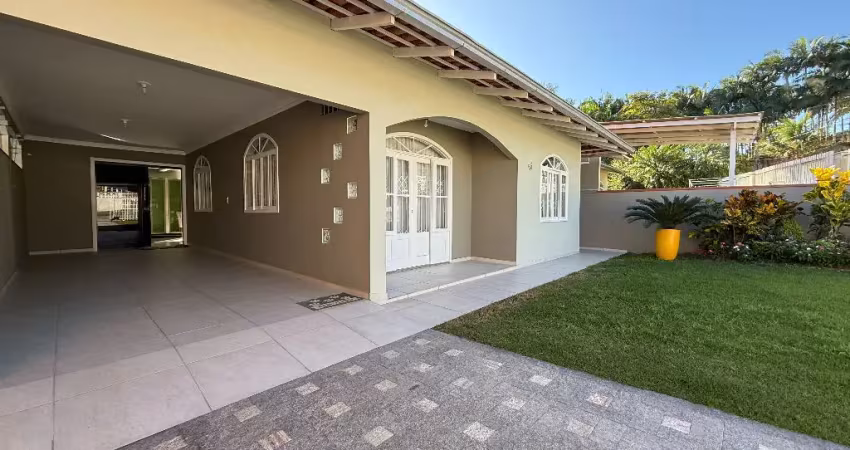 Casa plana com 238m² de área construída em rua sem saída a venda no boehmerwald por r$ 589.000,00.