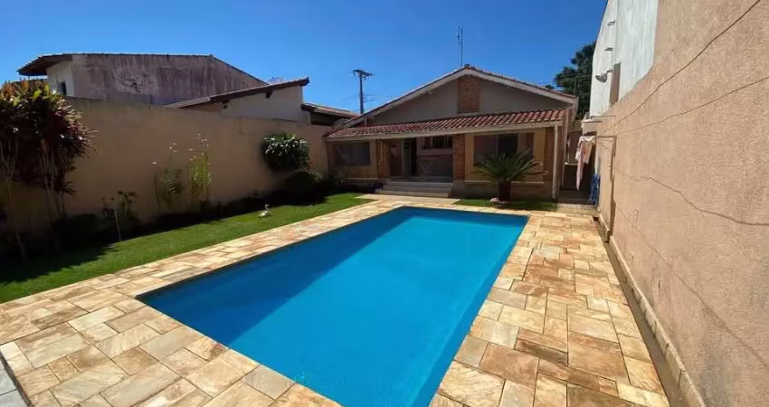 Casa térrea com piscina, amplo terreno, proximo a comércios e escolas.