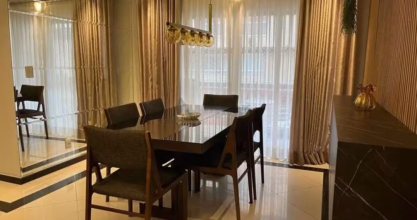Apartamento diferenciado com 3 quartos, vaga privativa, no centro.