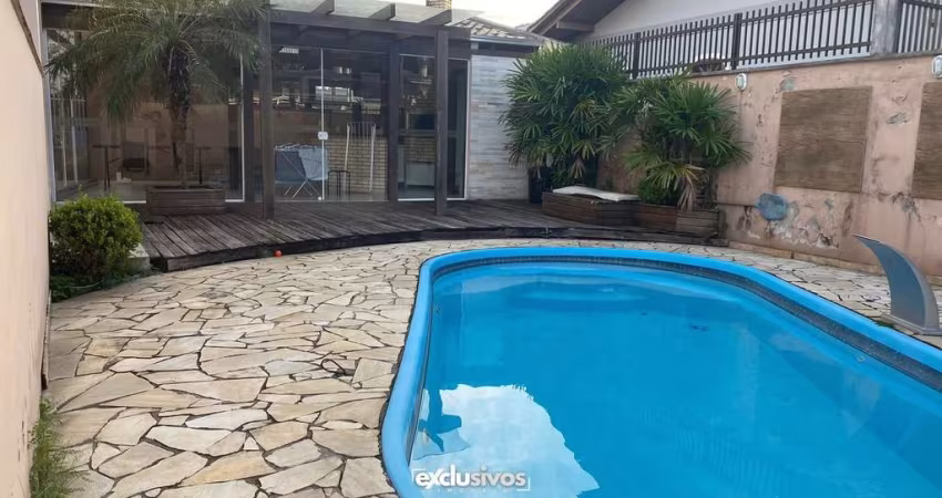 Sobrado à venda no bairro Iririú em Joinville/SC