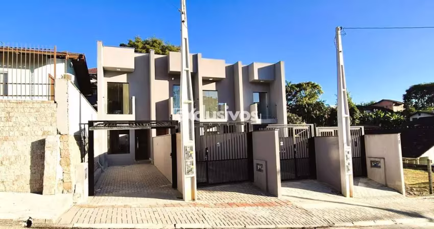 Sobrado novo com 2 suítes e closet e 2 vagas de garagem à venda no Bom Retiro, em Joinville/SC por R$ 430.000,00