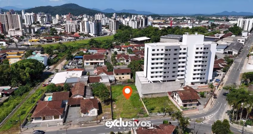 Amplo terreno plano no bairro Floresta à venda por R$ 890.000,00