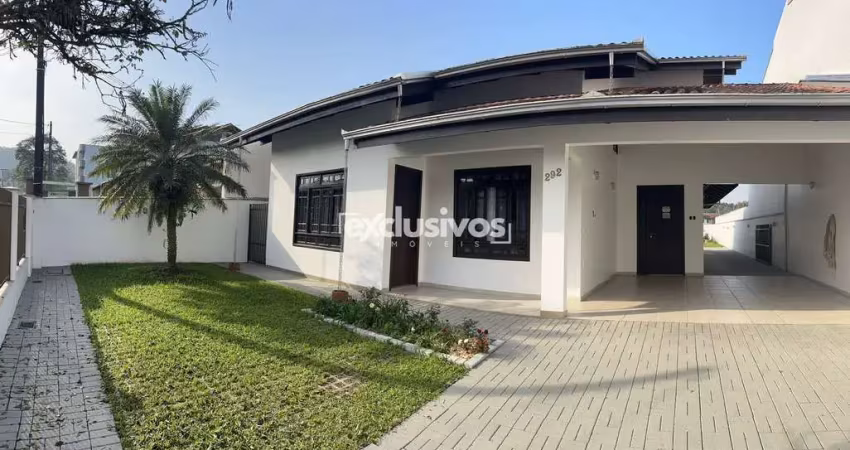 Maravilhosa Casa Averbada com 1 Suíte + 3 qtos  no Bairro Santo Antônio em promoção.