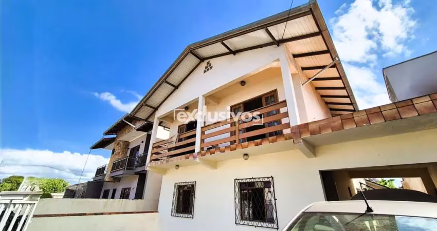 Sobrado averbado 136m² privativos, com 6 dormitórios e 2 vagas no boa vista em joinville/sc
