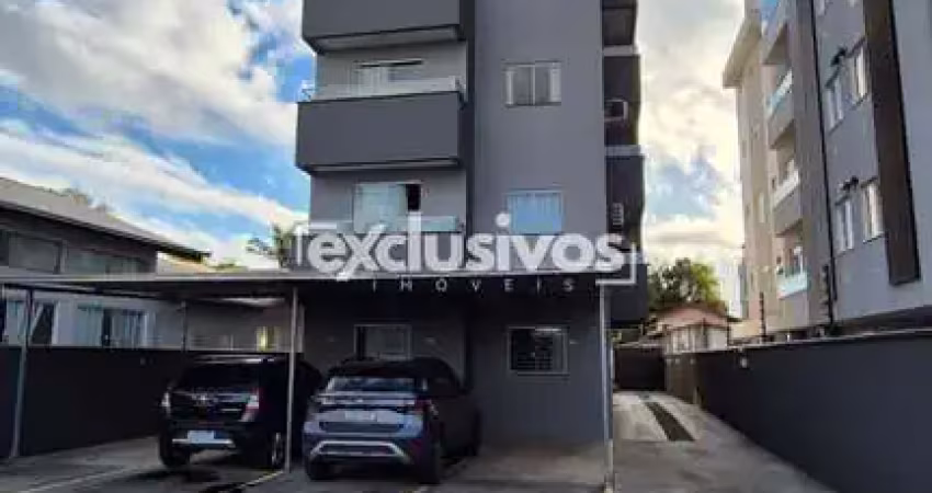 Apartamento térreo semi mobiliado c/ 2 vagas de garagem
