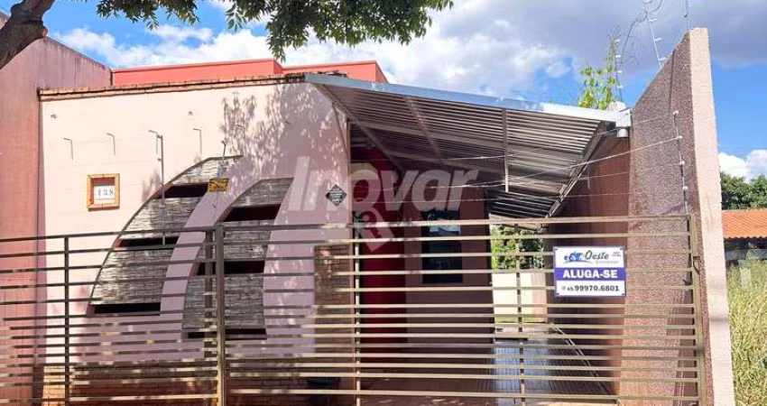 CASA COM SALA E COZINHA CONJUGADAS, SOBRA DE TERRENO, TODA CERCADA