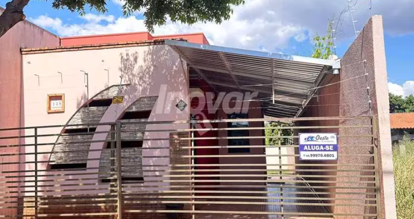 Casa com sala e cozinha conjugadas, sobra de terreno, toda cercada