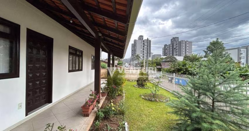 Casa com 3 dormitórios para alugar, 204 m² por R$ 4.830/mês - Velha - Blumenau/SC