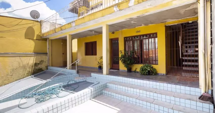 Sobrado para venda com 8 quartos, 359m²