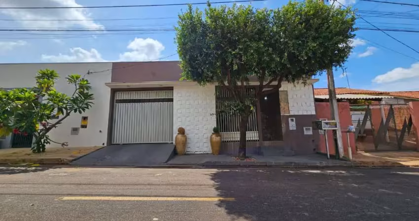 Casa tipo para venda com 3 quartos, sendo 1 suíte, 244m²
