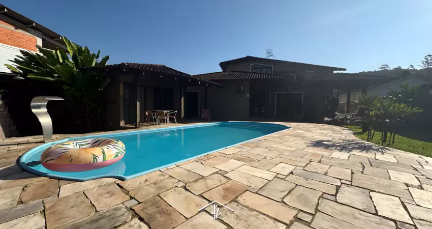 Casa com 1 suíte + 2 quartos, piscina e conforto no bairro são marcos