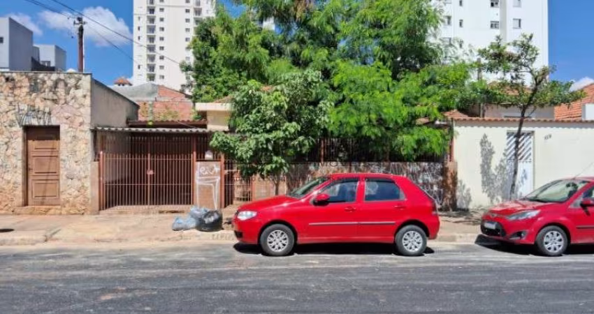 Imperdível: Casa antiga à venda em São Paulo-SP, Vila Moinho Velho, 2 quartos, 1 sala, 1 banheiro, 2 vagas de garagem, 184m², vale o terreno!
