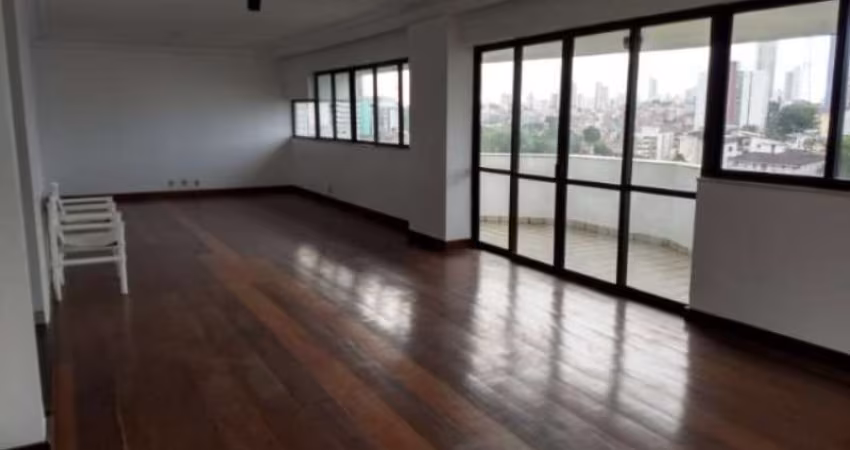 Apartamento amplo com 3 Quartos sendo 2 Suítes 200m2 na Graça