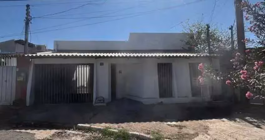 Casa com 2 quartos para alugar na Rua 13, 38, CPA III, Cuiabá