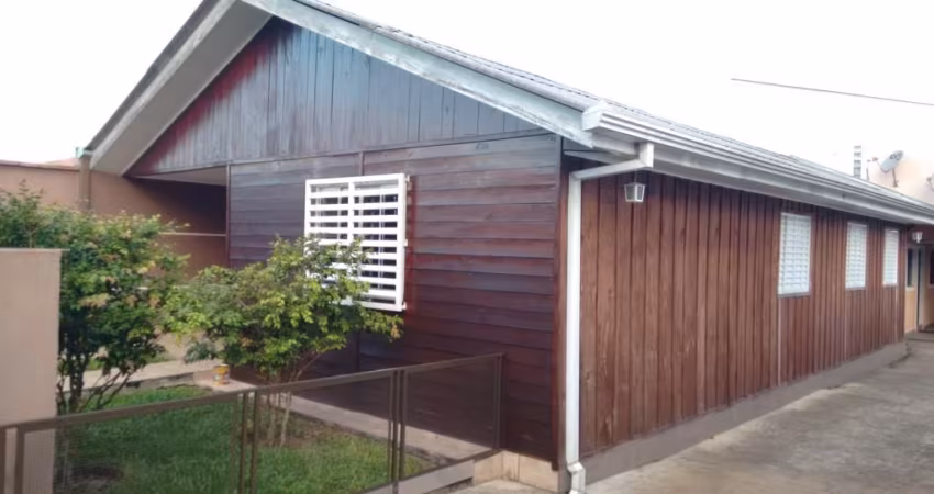 Oportunidade - Imóvel no Xaxim contendo três casas no terreno.