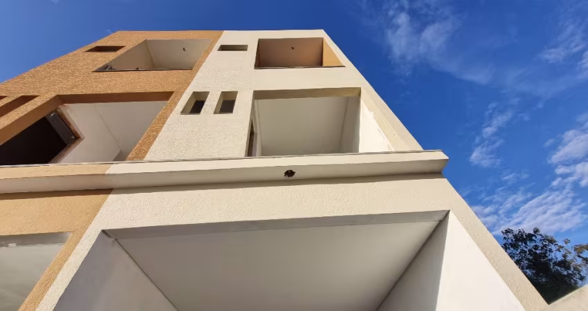 Sobrado novo de 3 dormitórios e 2 vagas no Jardim dos Abreus!
