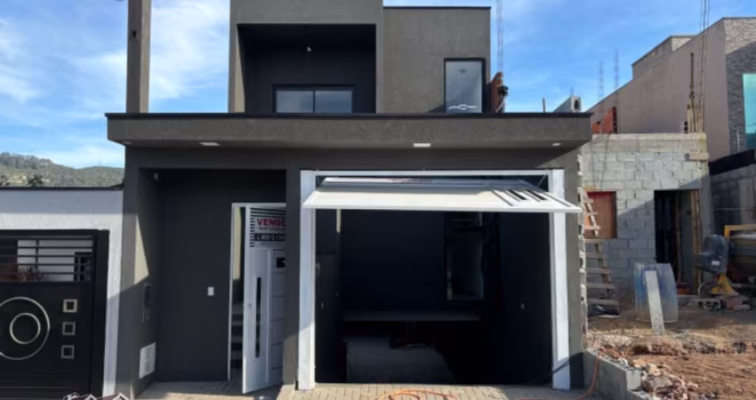 Lindo sobrado de 3 dormitórios e garagem subterrânea em Laranjeiras !