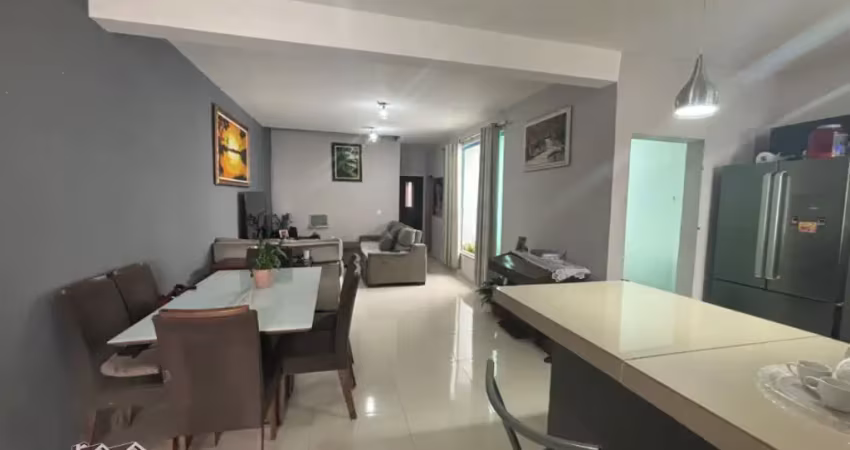 Casa de 2 dormitórios e 4 vagas em Laranjeiras !