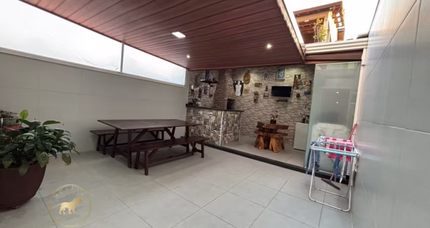 ️ Sobrado com três dormitórios e duas vagas de garagem cobertas.