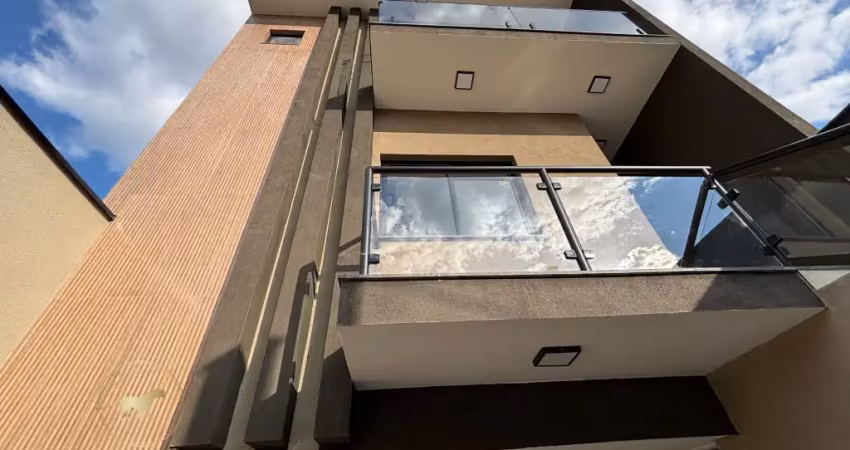 Sobrado de alto padrão com 3 dormitórios e 6 vagas de garagem
