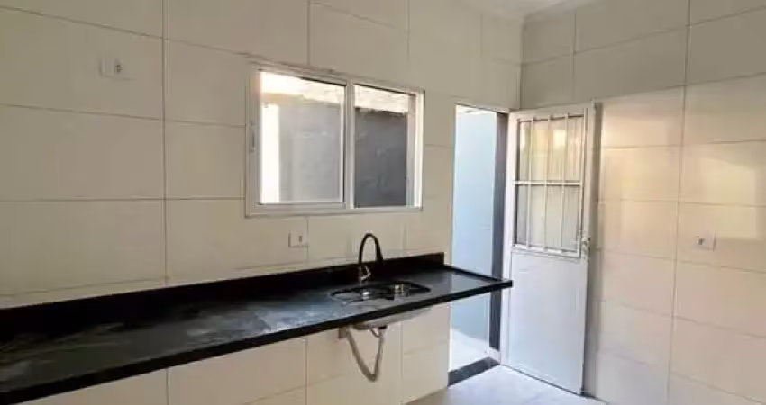 Casa aconchegante com 2 dormitórios e vaga coberta em bairro tranquilo!