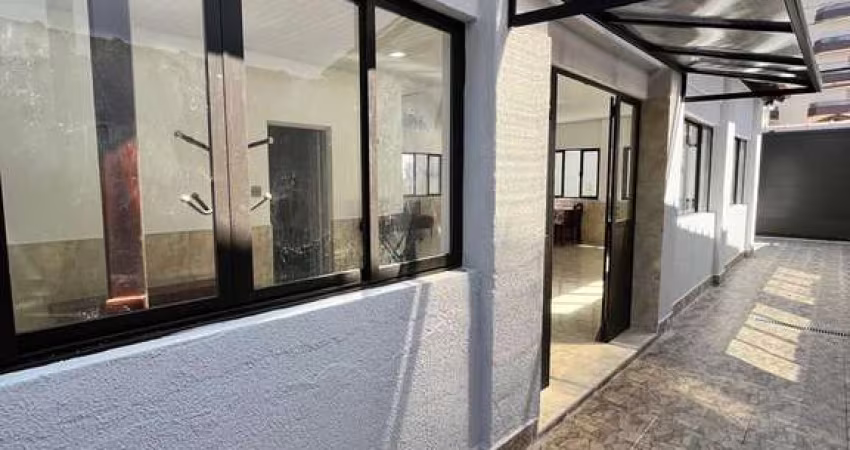 Casa Espaçosa para Locação Comercial em Praia Grande na Ocian na Quadra da Praia