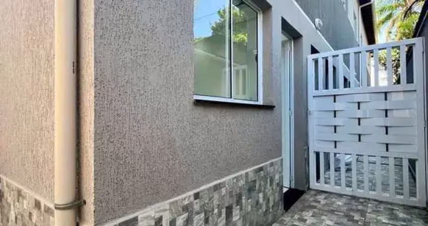 Casa sobradada de fundos com quintal privativo e churrasqueira 2 dormiórios