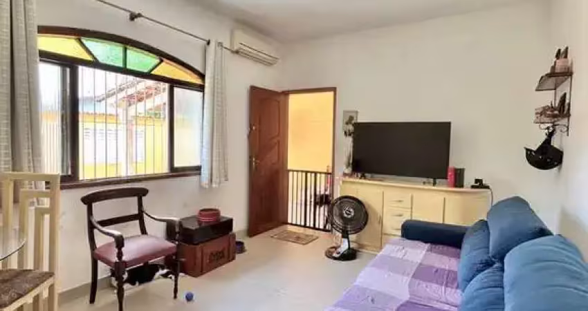 Casa de Esquina com Terreno Grande com 2 Dormitórios e Vaga para 4 Carros