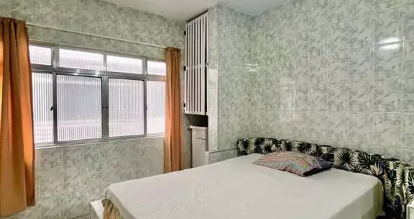 Kitnet mobiliado 3 ambientes - sala, cozinha, dormitório - 1 vaga 100m da praia