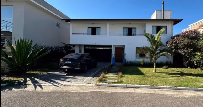 Casa em condomínio fechado no bairro Cachoeira do Bom Jesus.