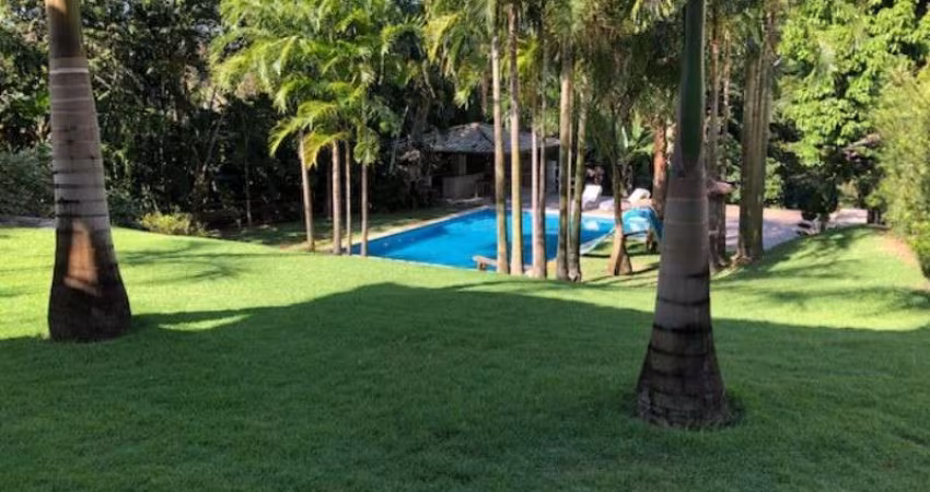 Casa a venda Encontro das Águas beira de lagoa 4 suites reformada