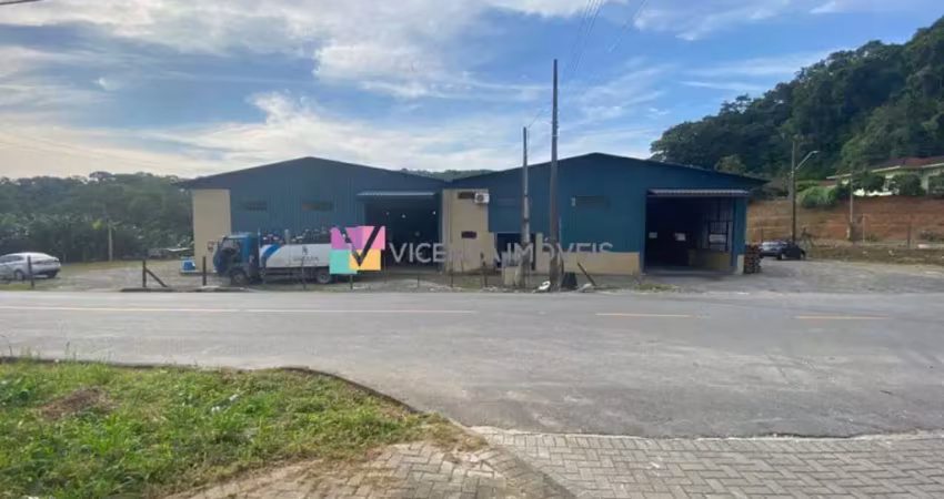 Galpão com 700 m² de área construída, terreno com 4.172,92 m², bairro