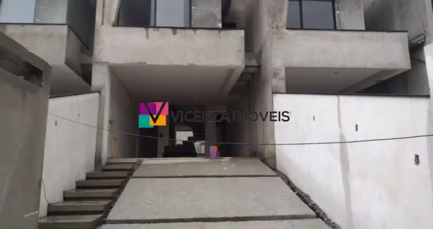 Sobrado geminado com 3 suítes á venda no bairro Glória - Joinville - SC.